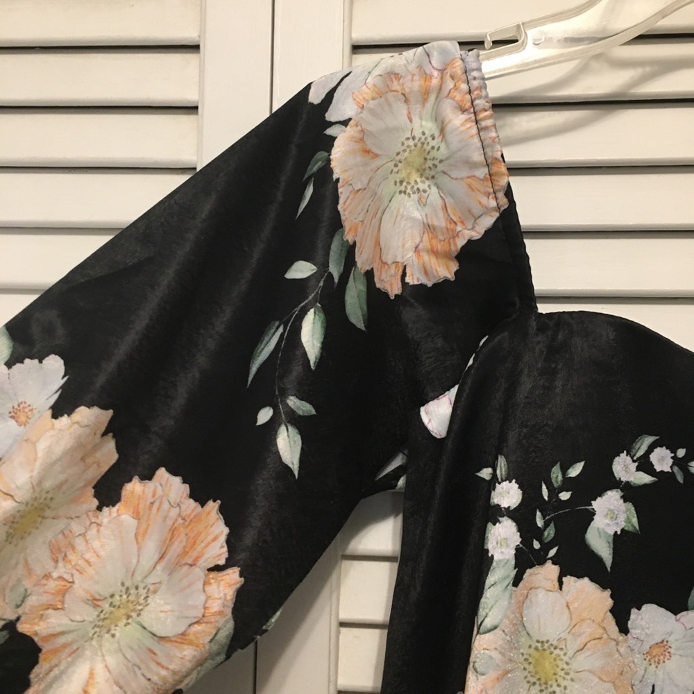 We Are Kindred Floral Satin Blouse Size 0 - Picture 2 of 13